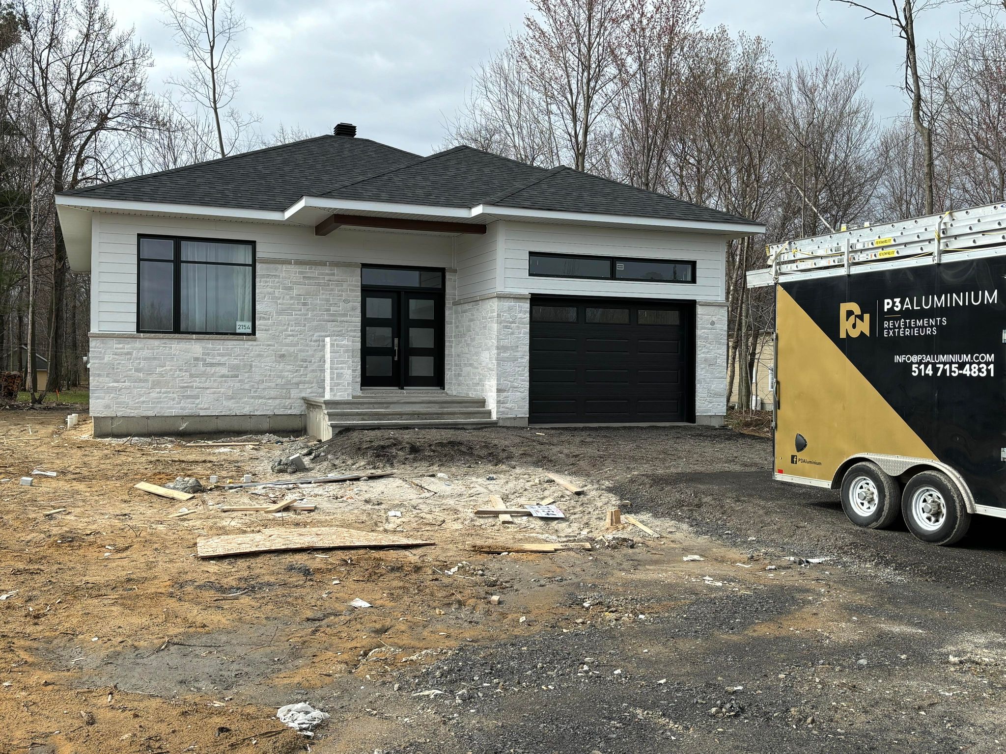 Bungalow contemporain avec remorque P3 Aluminium sur le chantier