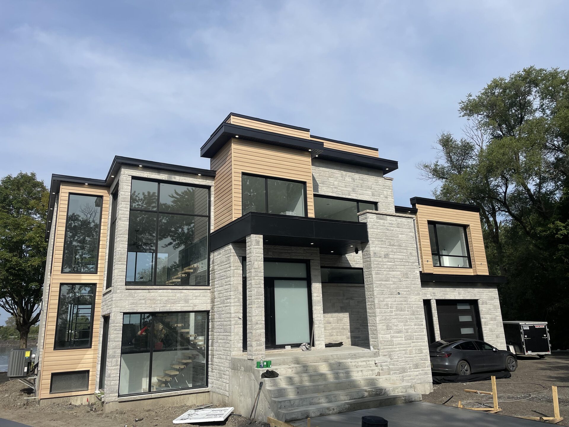 Résidence contemporaine en aluminium, composite et pierre par P3 Aluminium